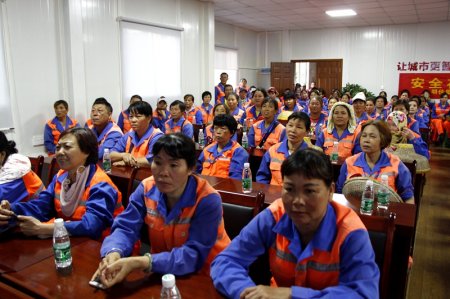 集團公司黨支部組織一線員工集中觀看《厲害了，我的國》